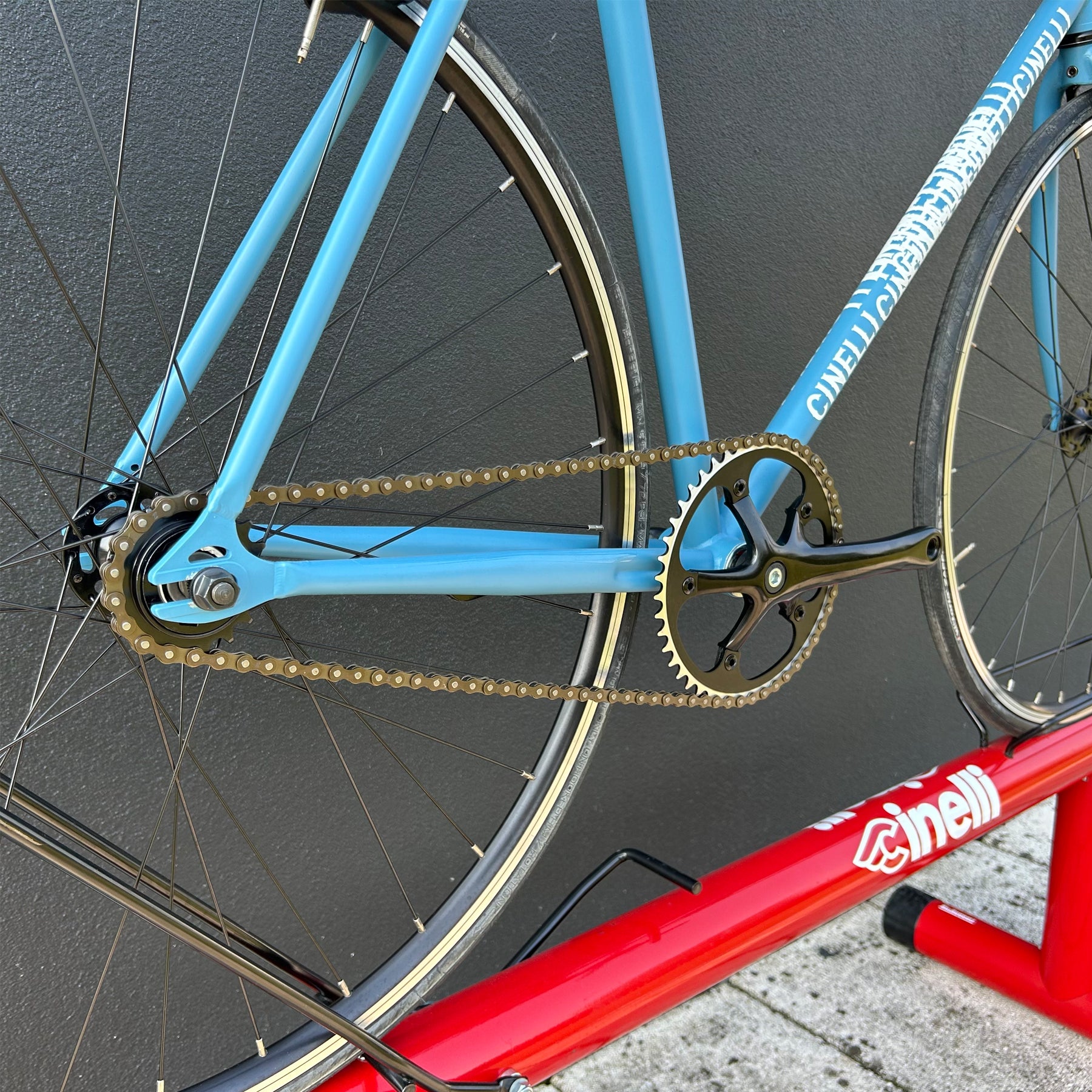 cinelli-gazzetta-track-bici-a-scatto-fisso-urban-telaio-resistente-e-geometria-t image 3