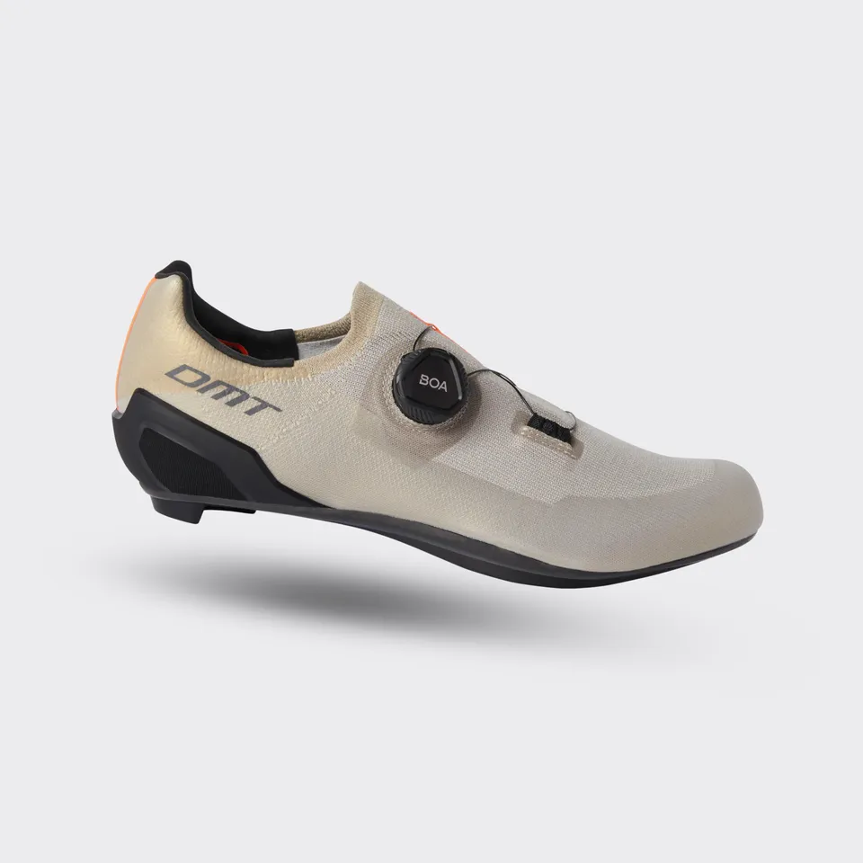 dmt-kr30-scarpe-da-ciclismo-su-strada-full-knit-sand-nero image 1